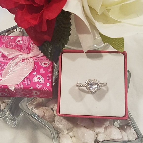 💎Gorgeous Heart Shaped CZ Ring - Picture 4 of 7